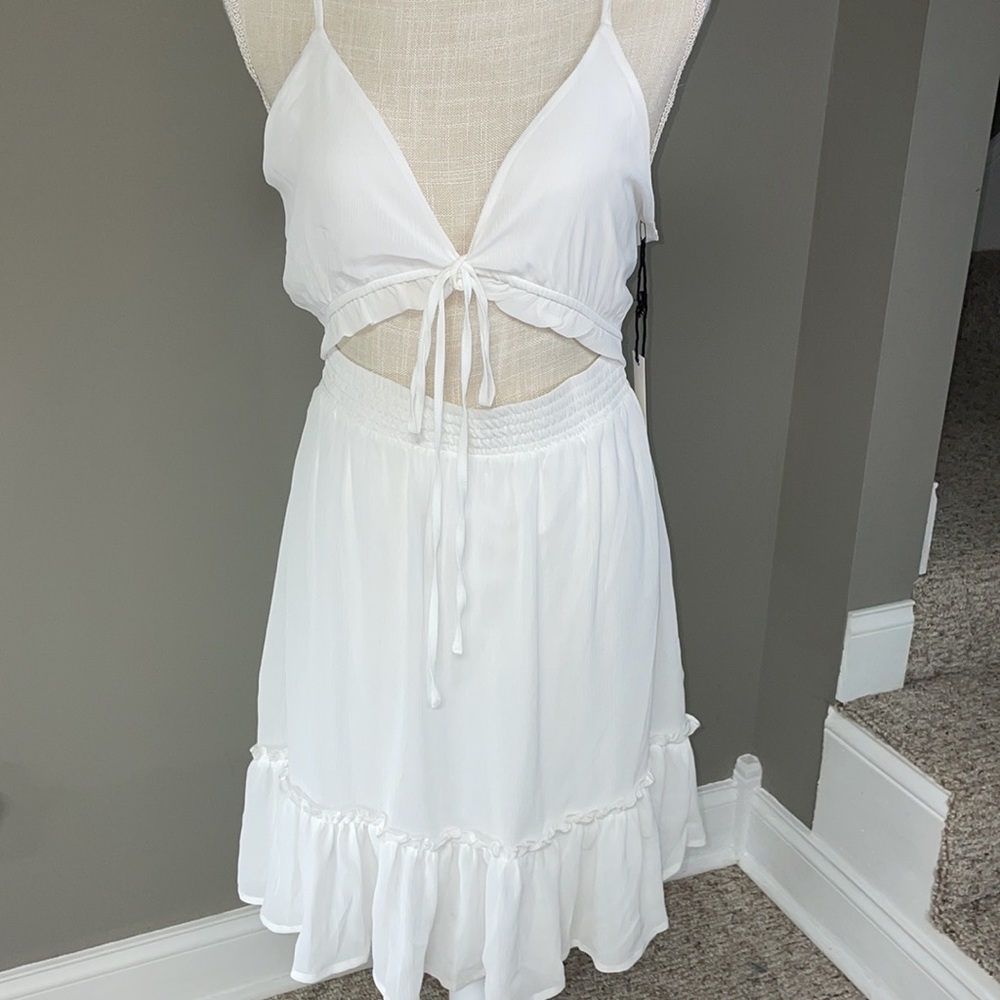 Haute Monde Medium white summer flowy dress. Ties in the front with elastic band